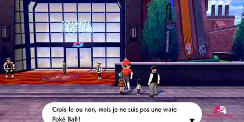 Homme déguisé en Pokéball