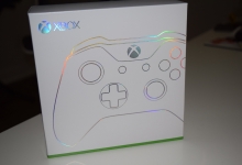 La boîte debout de la manette Xbox One