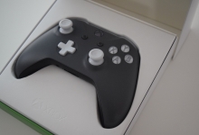 La boîte ouverte de côté de la manette Xbox One